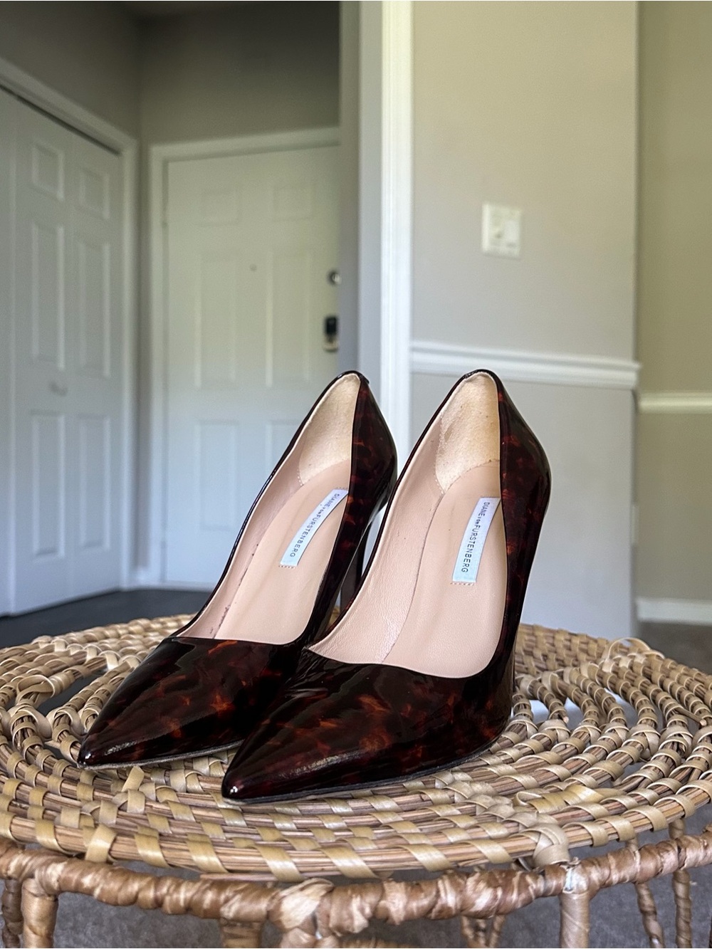 Diane Von Furstenberg Tortoiseshell Patent Pointed Toe Pumps Women’s Sz 8 Heels - Picture 4 of 16